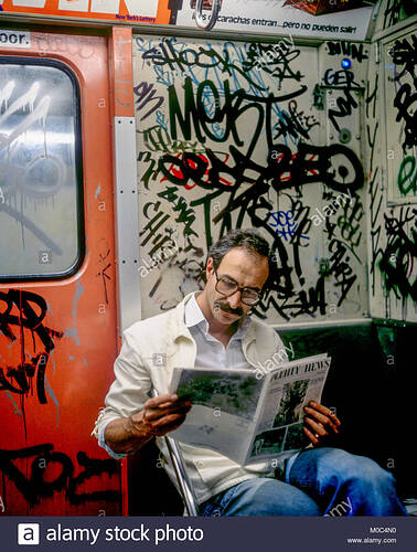 mai-1982-new-york-vintage-u-bahn-wagen-innenraum-passagier-lesen-zeitung-spritzlackiert-graffiti-manhattan-new-york-city-ny-new-york-city-usa-m0c4n0