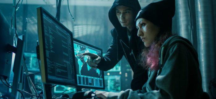 Ein Team von Hackern, bestehend aus einem Jungen und einem Mädchen, organisiert einen komplexen Virenangriff